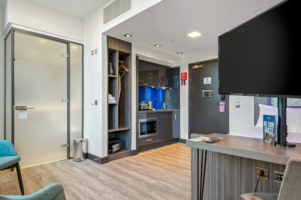 Roomzzz Manchester Victoria - Resim 25