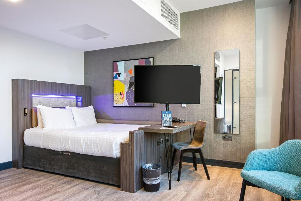 Roomzzz Manchester Victoria - Resim 24