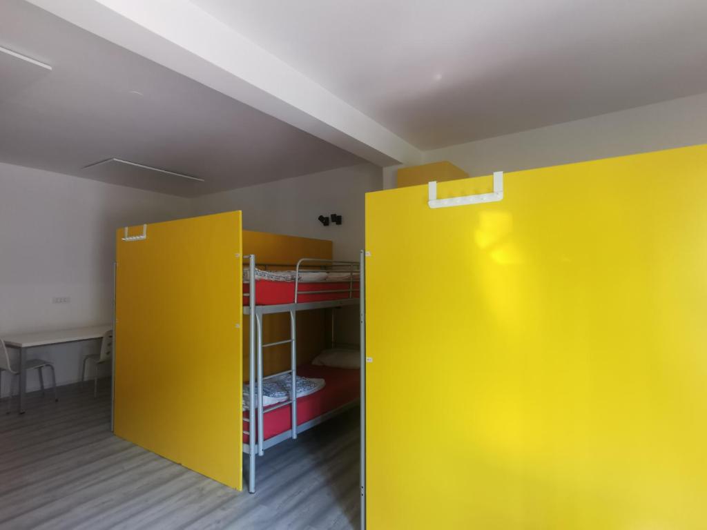 Palanda nebo palandy na pokoji v ubytování Most Hostel