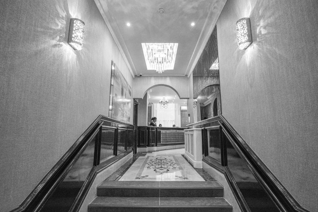 Letto o letti in una camera di Pembridge Palace Hotel