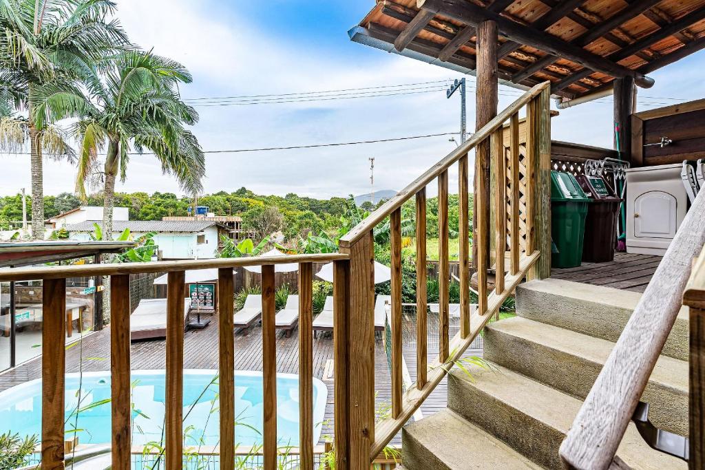 En balkon eller terrasse på Lindo condomínio em meio à natureza em Bombinhas VLE