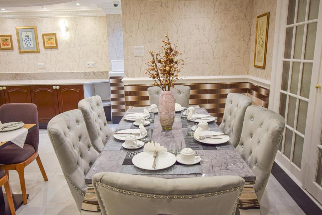 Area soggiorno di Pembridge Palace Hotel