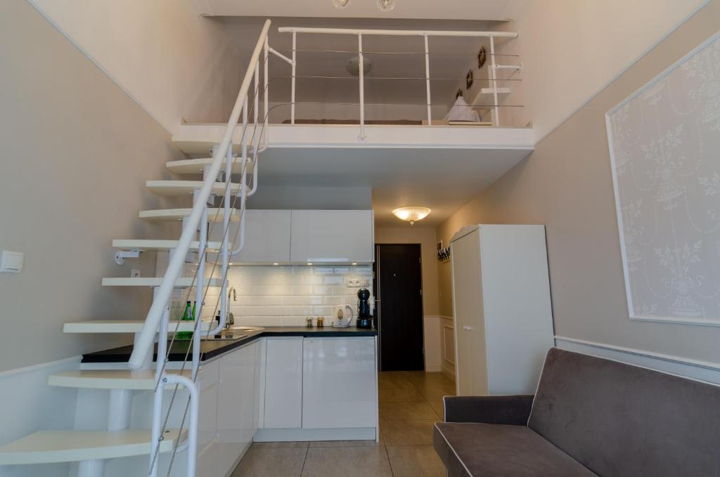 Kuchyňa alebo kuchynka v ubytovaní Holiday Home SLAVIA NEW S7 z antresolą i balkonem przy plaży