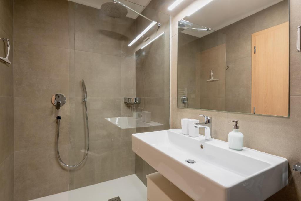 A bathroom at Sonnenresidenz Kastelruth