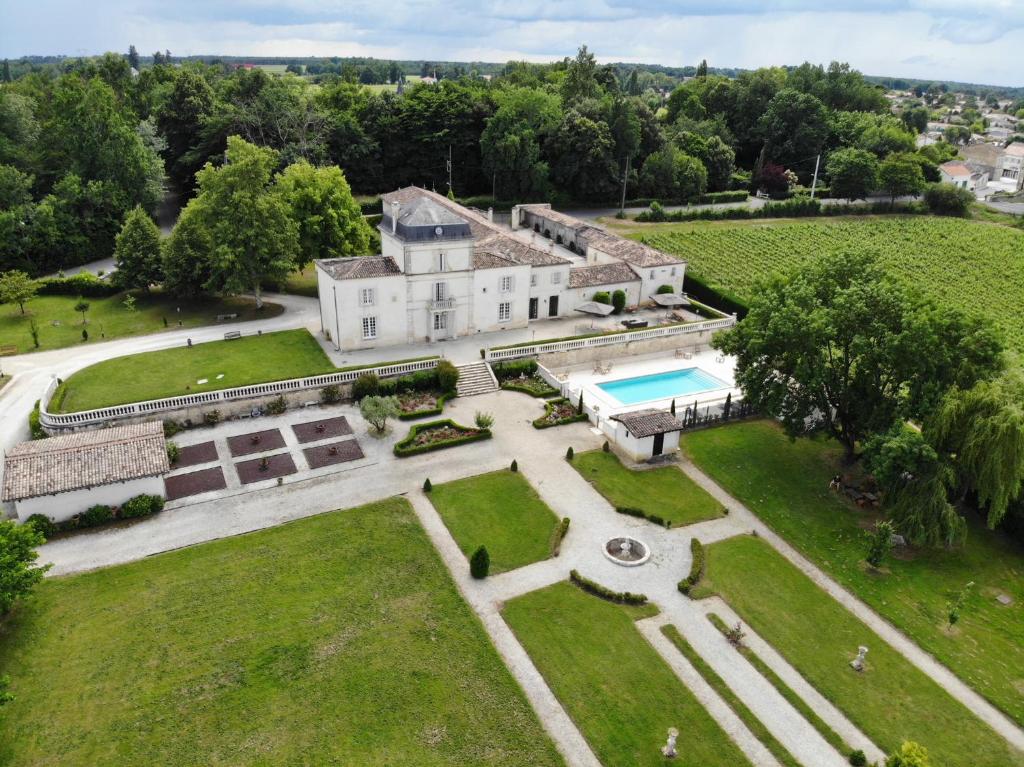- une vue aérienne sur un domaine avec une piscine dans l'établissement Chateau de Lantic, à Martillac
