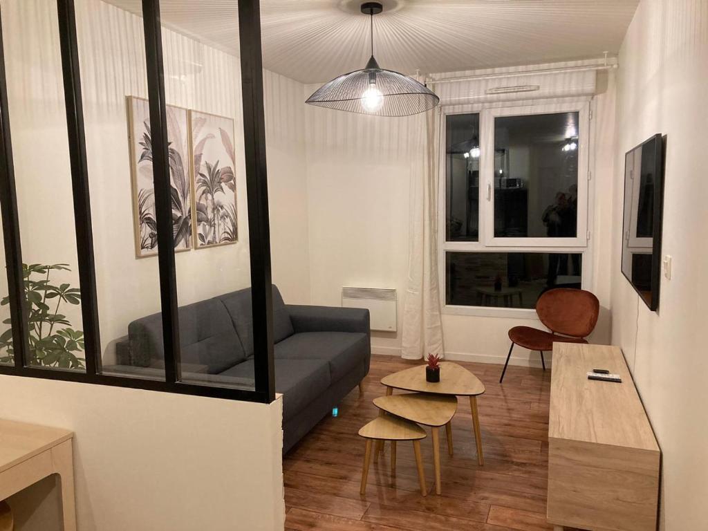 sala de estar con sofá y mesa en Cosy Appart Disney-Paris / RER Val d’Europe à 150m, en Montévrain