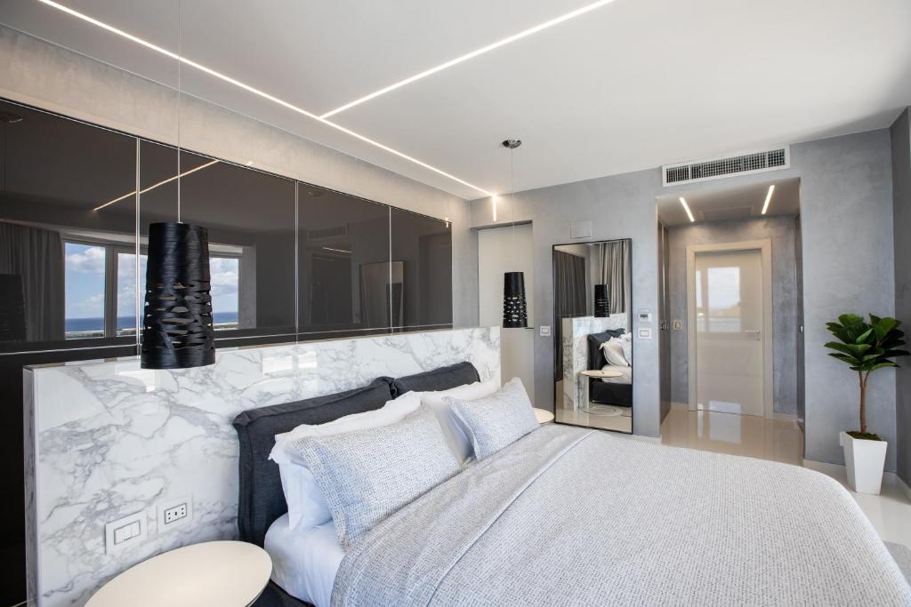 Postel nebo postele na pokoji v ubytování Serenity Penthouse