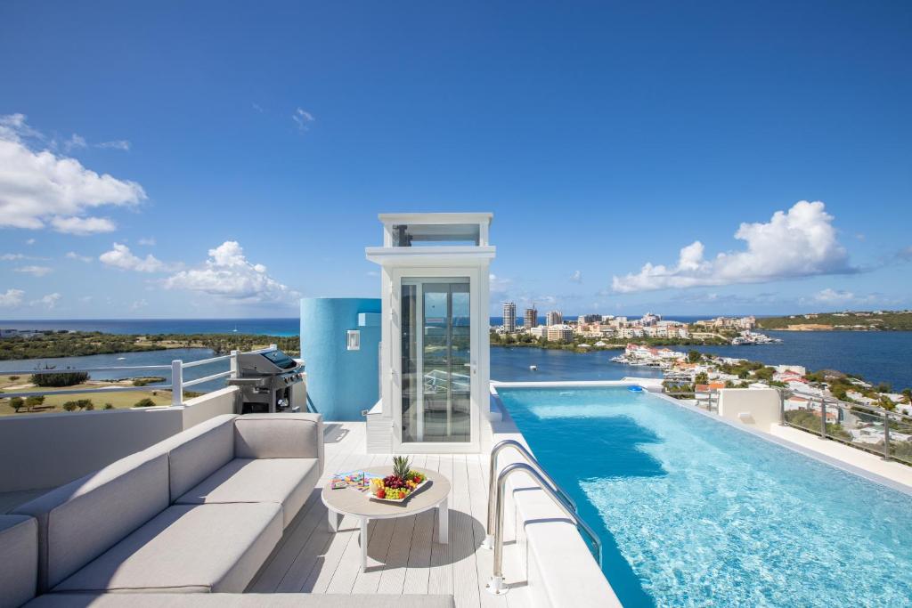 Bazén v ubytování Serenity Penthouse nebo v jeho okolí