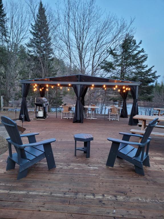 a gazebo with benches and tables and lights at Oberge Inn Val-David in Val-David
