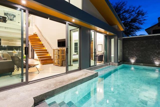 una piscina frente a una casa en Villa Crystal Two-bedroom private pool villa, en Phuket