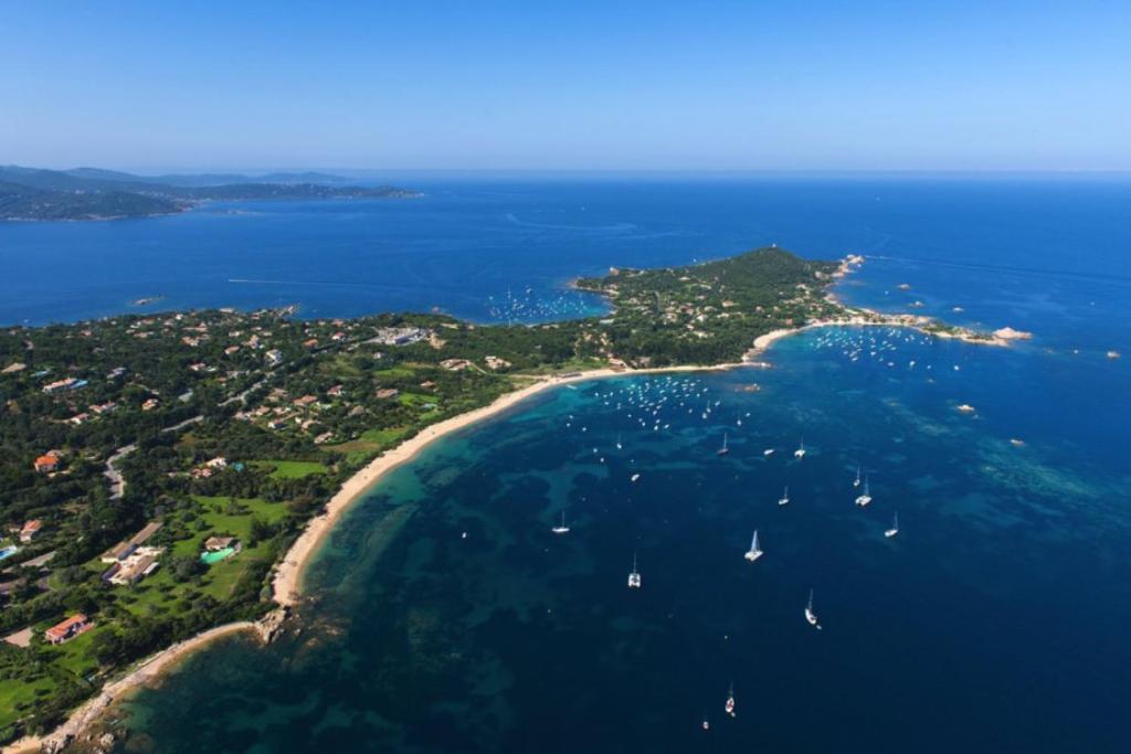 ポルティシオにあるCorse Villa Porticcio vue Merの水上ボートを用いた島の空中風景