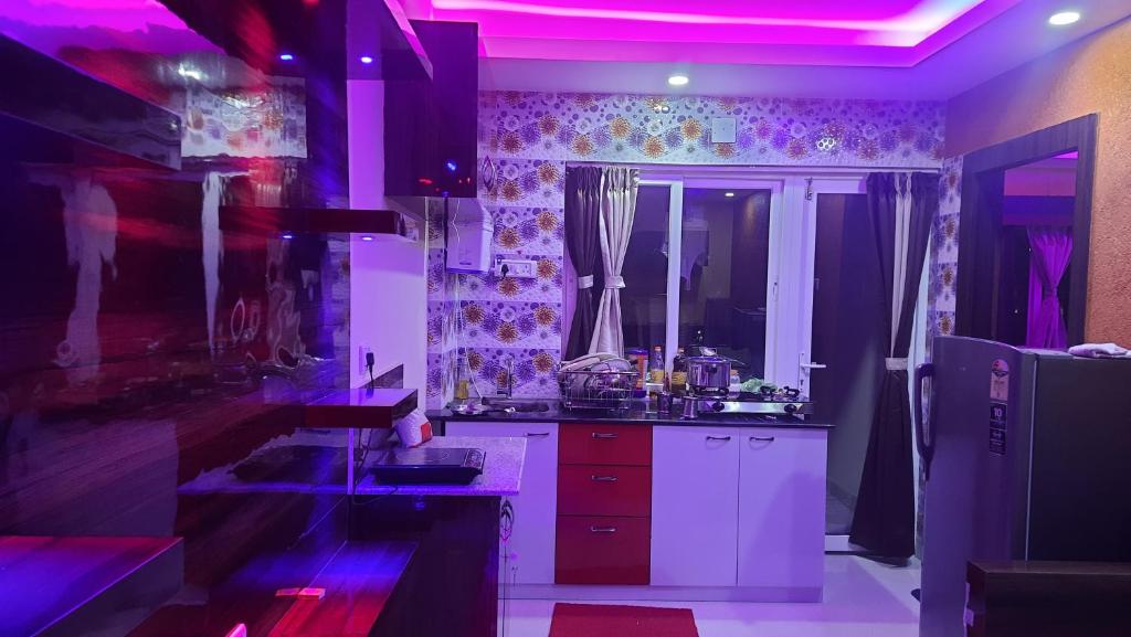 Kuchyň nebo kuchyňský kout v ubytování Nath's Residency