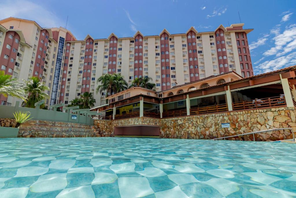 uma vista para o resort a partir da piscina em HotSprings OFICIAL B3 Hotéis em Caldas Novas