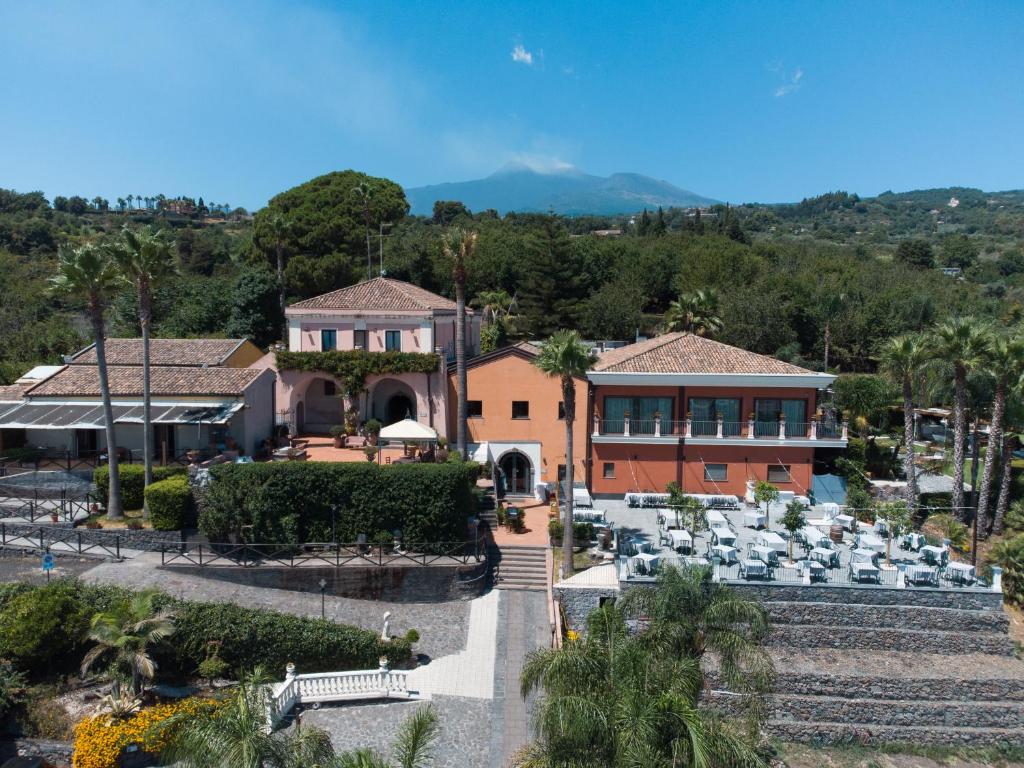 an aerial view of a resort with a building at IL Ciliegio Dell 'Etna in Giarre