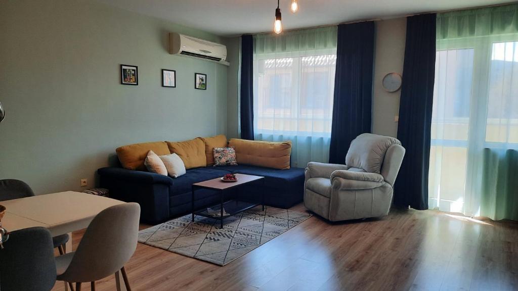 una sala de estar con un sofá y una silla en Soulful Apartments - AlmaLetta, en Varna