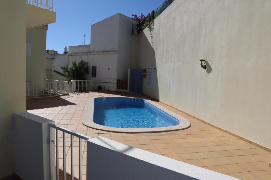 Hồ bơi trong/gần Apartamento Nathalie a 100m da Praia (T2)