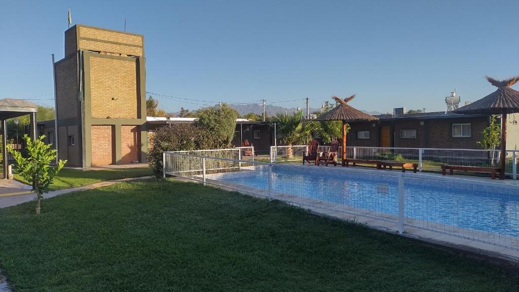 uma piscina numa casa com uma cerca à volta em Solar Del Valle em Zonda