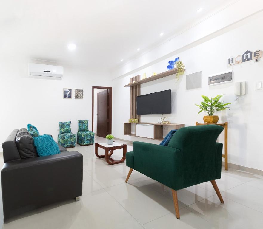 a living room with a couch and a chair at DEPARTAMENTO FAMILIAR LAS PALMAS II in Santa Cruz de la Sierra