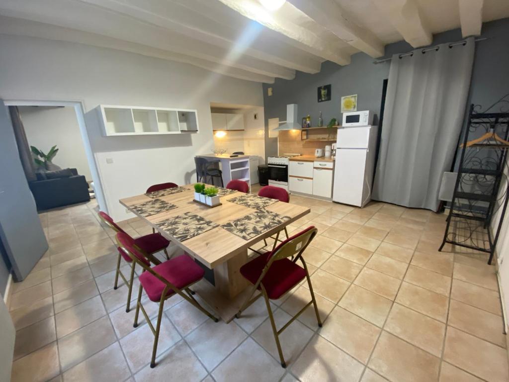 Logement de groupe au centre d'Azay le Rideau - Five-Bedroom House
