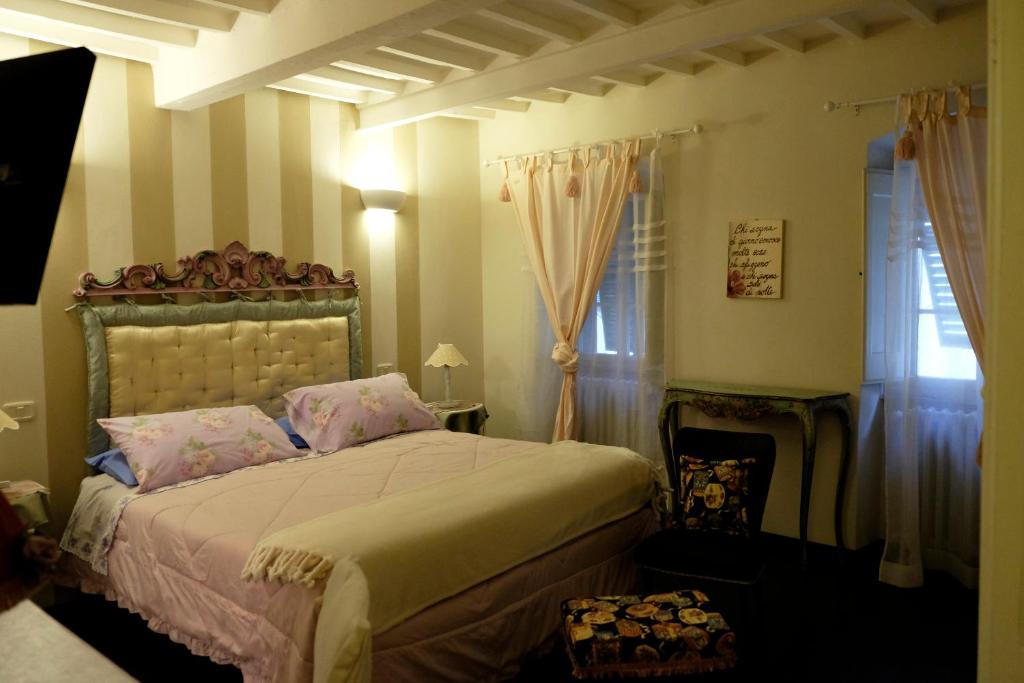 a bedroom with a large bed in a room at B&B LA CHIMERA in Arezzo