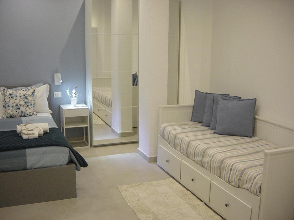 sypialnia z dwoma łóżkami i lustrem w obiekcie apartments e beb kiss under the moon w mieście Lesina