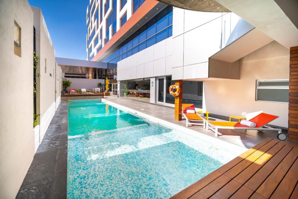 a swimming pool in the middle of a building at Metria Hotel in León