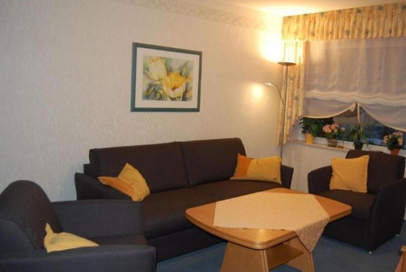 ein Wohnzimmer mit einem Sofa und einem Tisch in der Unterkunft Fewo Honeck in Stryck
