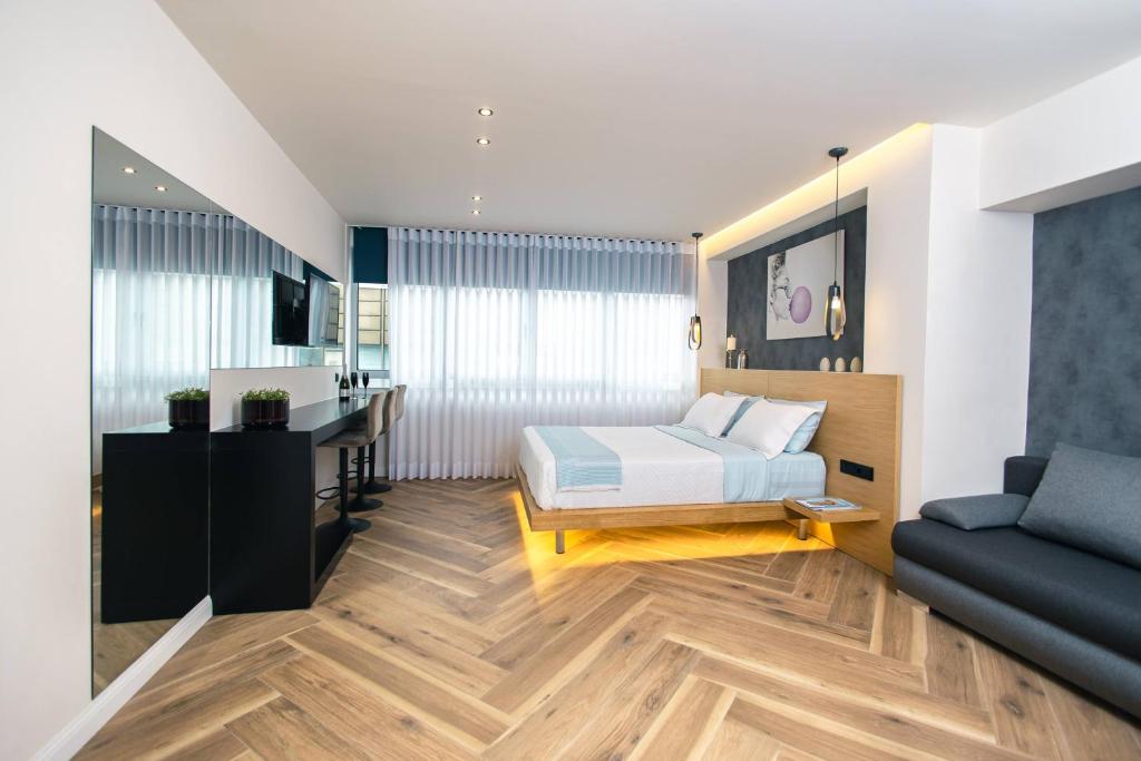 Posteľ alebo postele v izbe v ubytovaní Triple A - Prime Location - Between Monastiraki & Syntagma Square-FREE Parking!