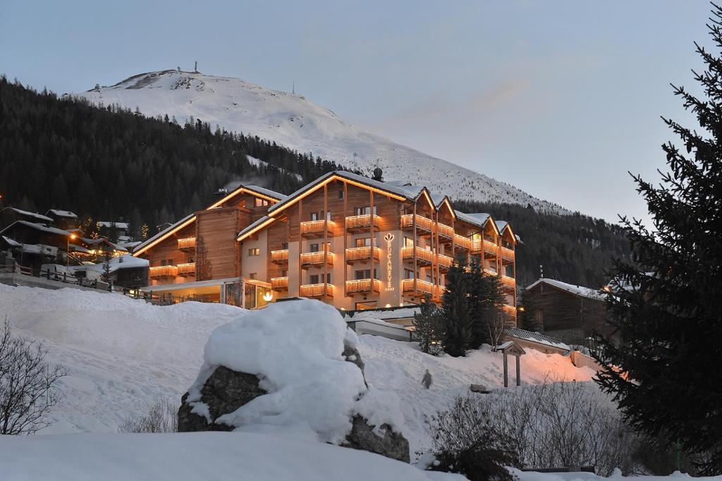 Nespecifikovaný výhled na hory nebo výhled na hory při pohledu z hotelu
