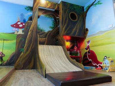 una sala giochi per bambini con rampa di skateboard di 耶伊親子溜滑梯民宿 a Tainan