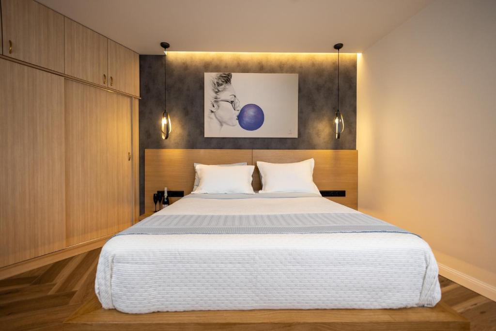 Llit o llits en una habitació de Triple A - Prime Location - Between Monastiraki & Syntagma Square-FREE Parking!