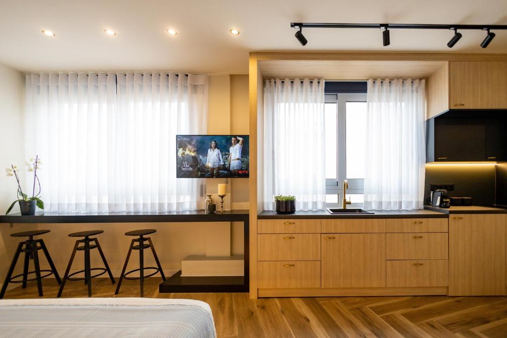 Televízia a/alebo spoločenská miestnosť v ubytovaní Triple A - Prime Location - Between Monastiraki & Syntagma Square-FREE Parking!