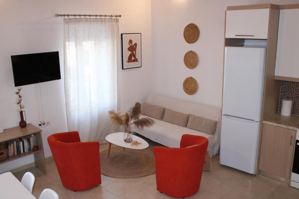 タブロニティスにあるChez Athena/ Vacation home for 6 in Chaniaのリビングルーム(ソファ、テーブル、椅子付)