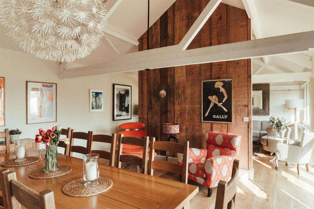 - une salle à manger avec une table et des chaises dans l'établissement Rose Barn, à Aston