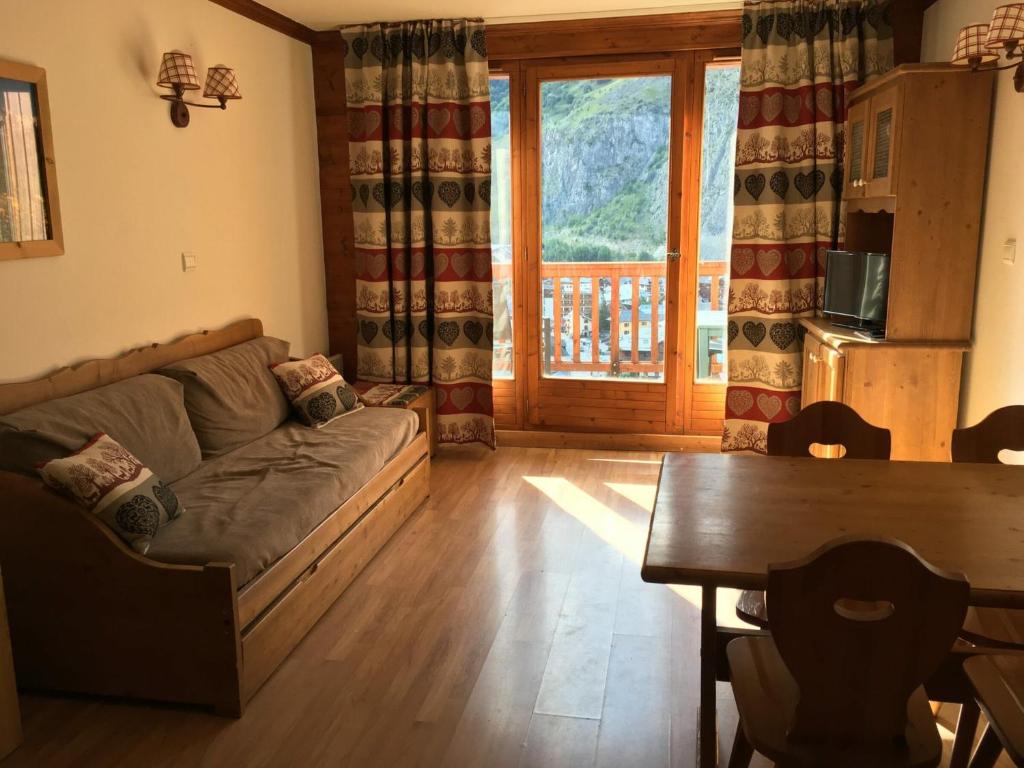 uma sala de estar com um sofá e uma mesa em Appartement Valloire, 2 pièces, 4 personnes - FR-1-263-454 em Valloire