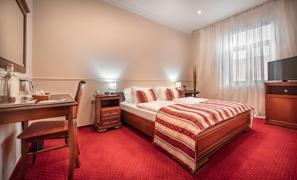 Postel nebo postele na pokoji v ubytování Hotel Capital with private wellness