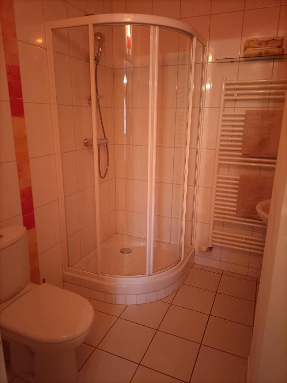 Les Petunias - Double Room With Private Bathroom