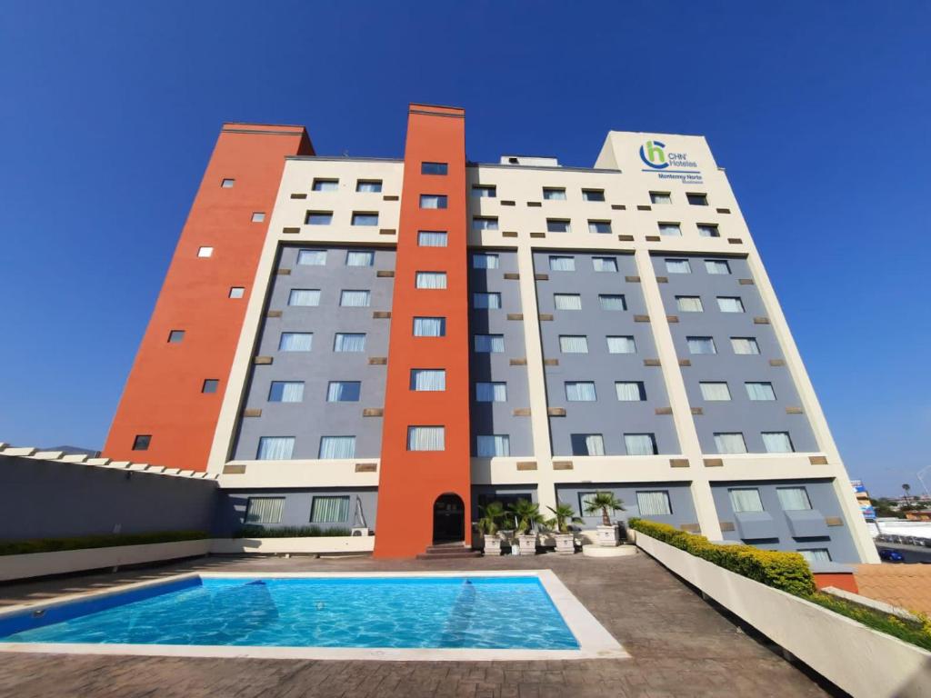 um hotel com uma piscina em frente em CHN Hotel Monterrey Norte, Trademark Collection by Wyndham em Monterrey
