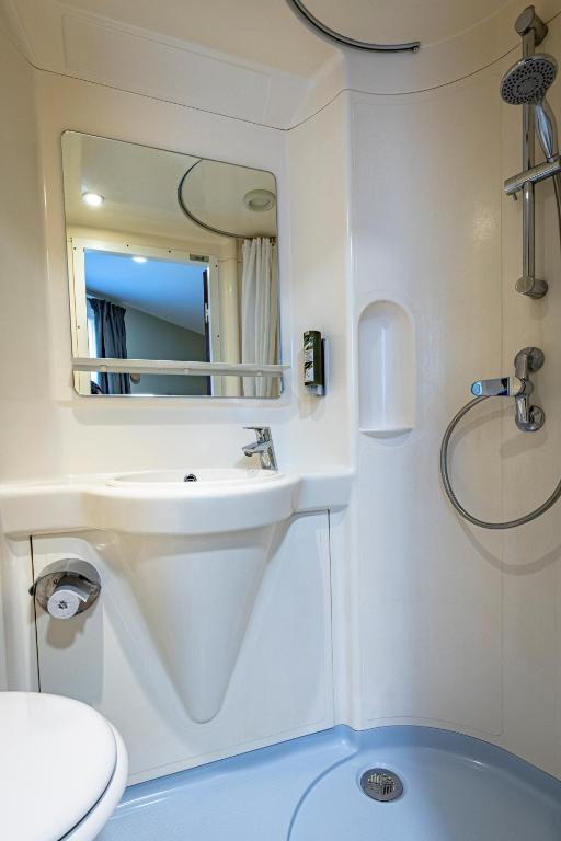 Koupelna v ubytování Vini Hotel