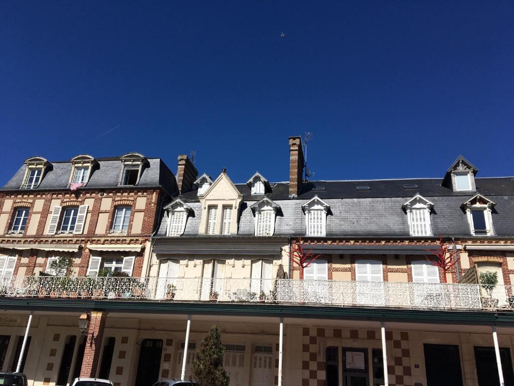 un grand bâtiment avec un balcon au-dessus dans l'établissement À deux pas du casino et de la plage Spacieux 2 pièces, à Deauville