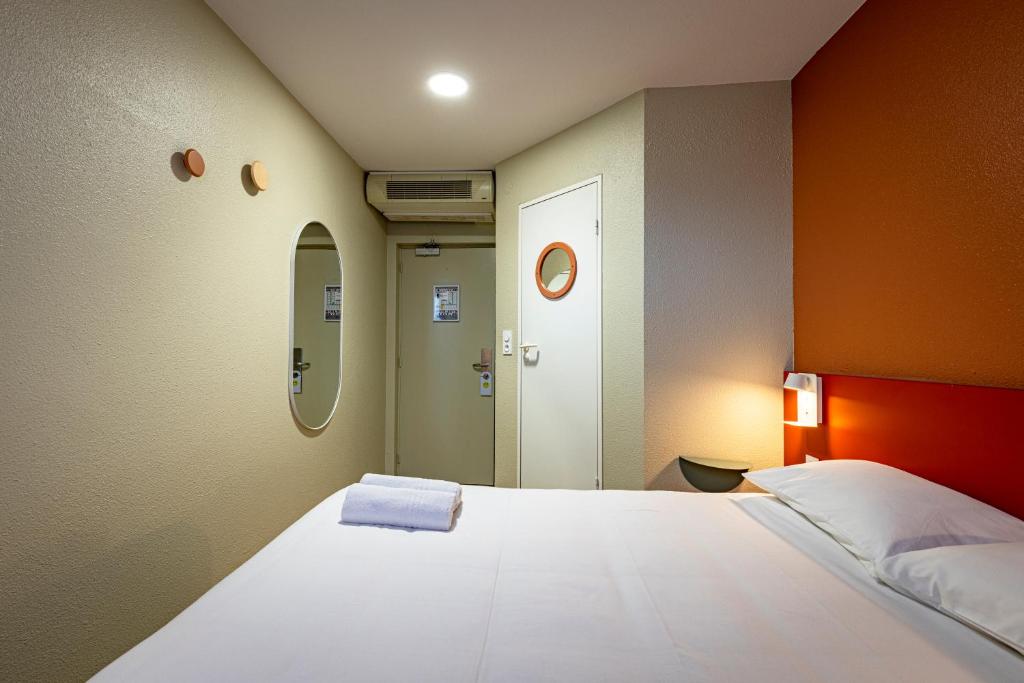 Postel nebo postele na pokoji v ubytování Vini Hotel