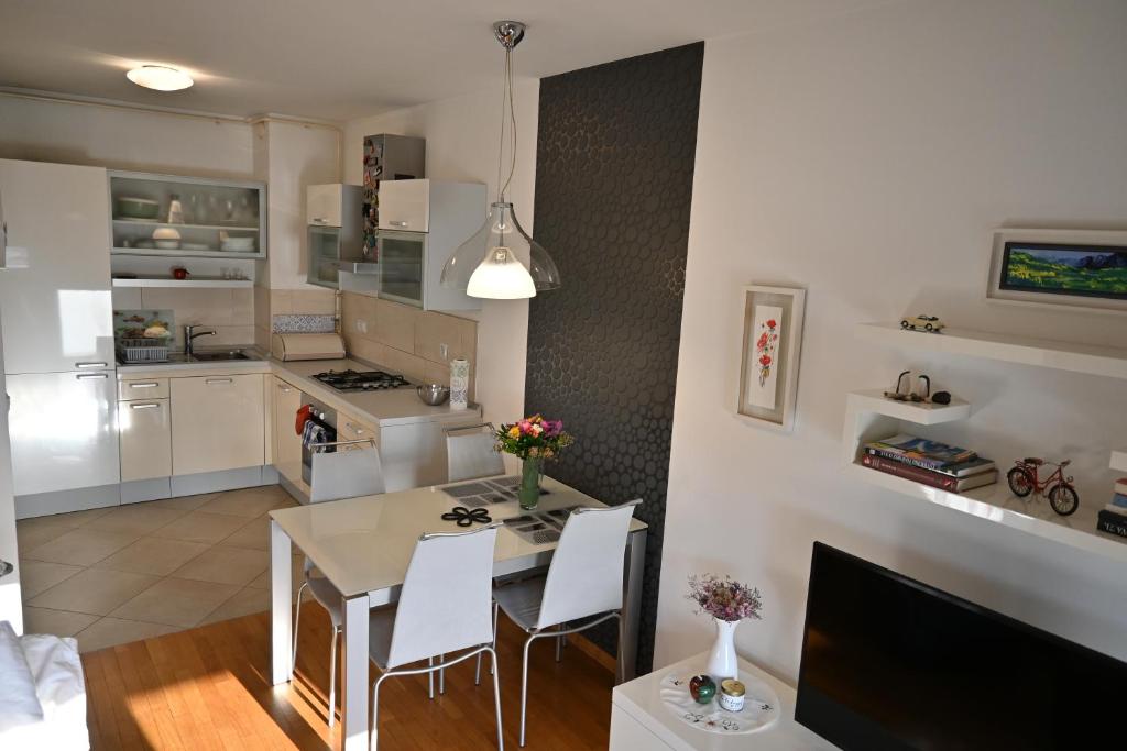 a kitchen and dining room with a table and chairs at Lola suite in Zagreb
