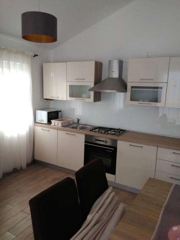 Kuchyňa alebo kuchynka v ubytovaní Apartman Periska