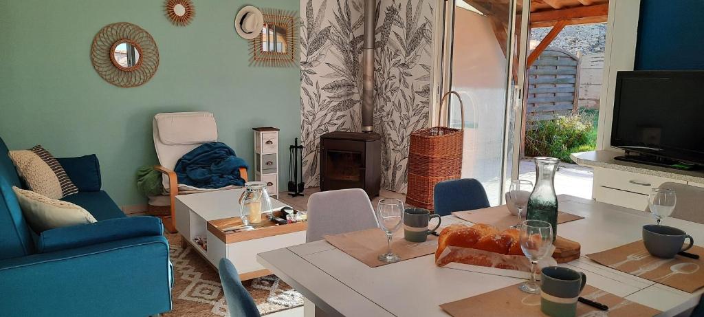 un salon avec une table et une télévision dans l'établissement Maison de village 4 à 6 pers à 5 min de la mer, à Bretignolles-sur-Mer