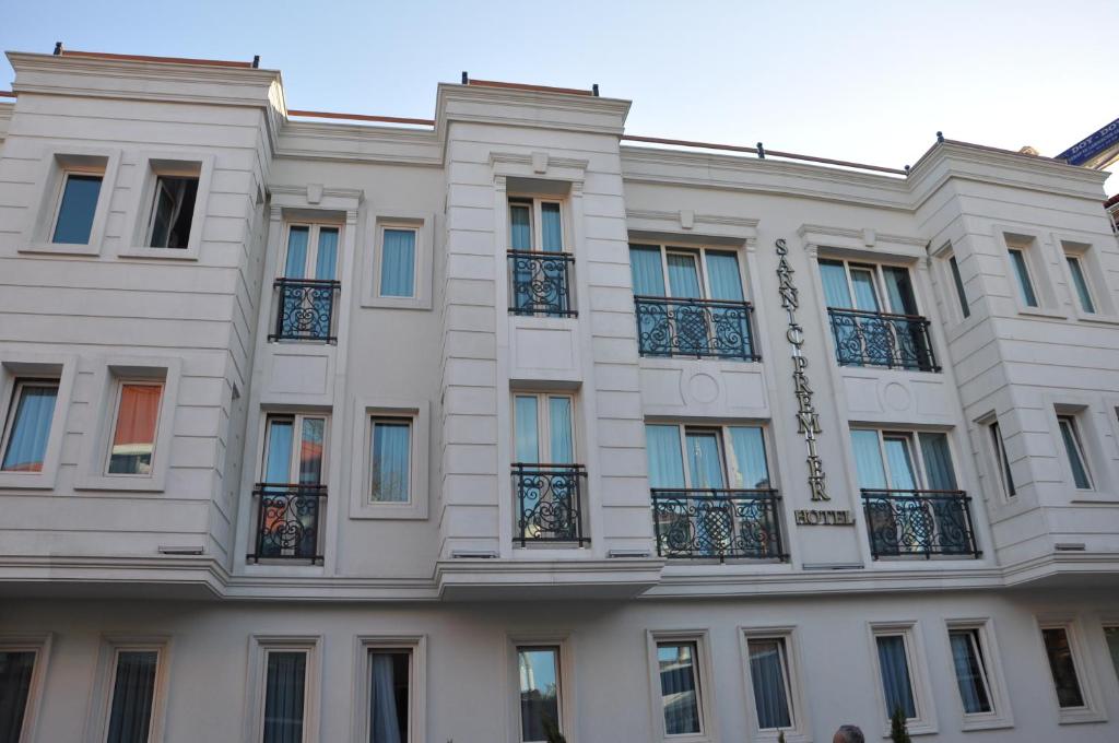 ein großes weißes Gebäude mit vielen Fenstern in der Unterkunft Sarnic Premier Hotel in Istanbul