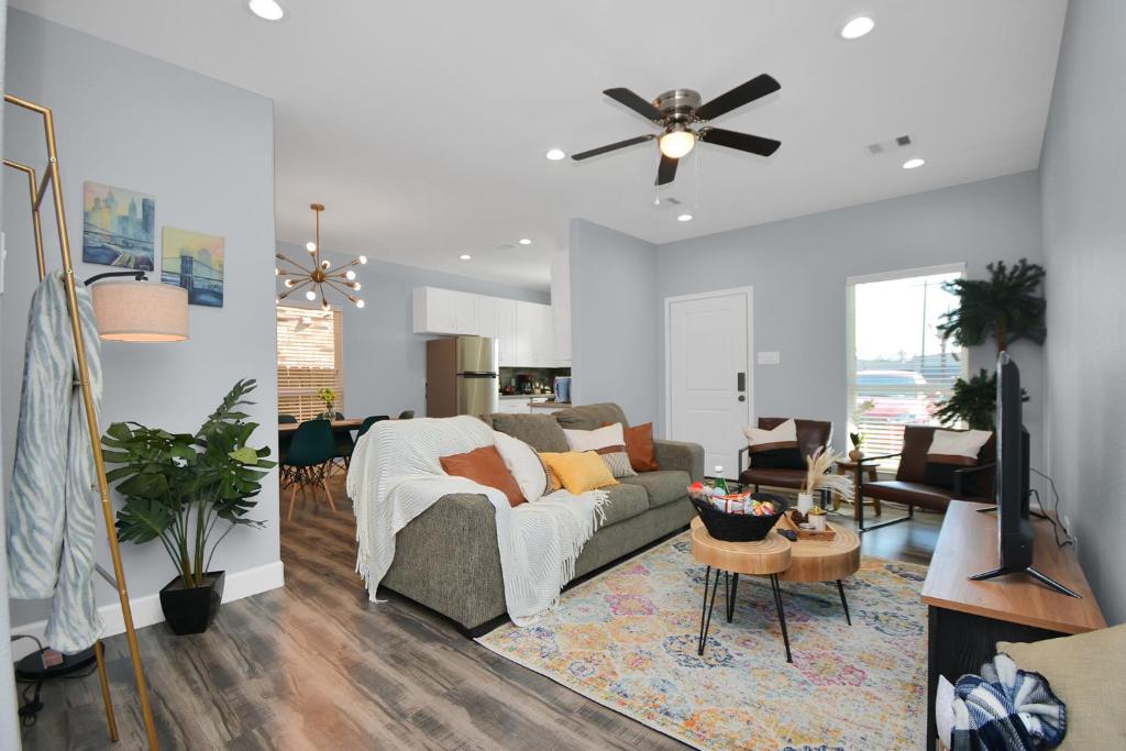 Cozy House for group trips - Near Hobby, NRG, Med Center, UH, TSU - Housity