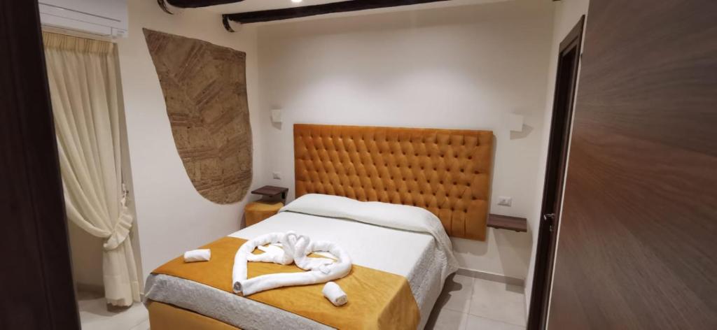 una camera da letto con un letto e asciugamani di Amore Napoletano a Napoli