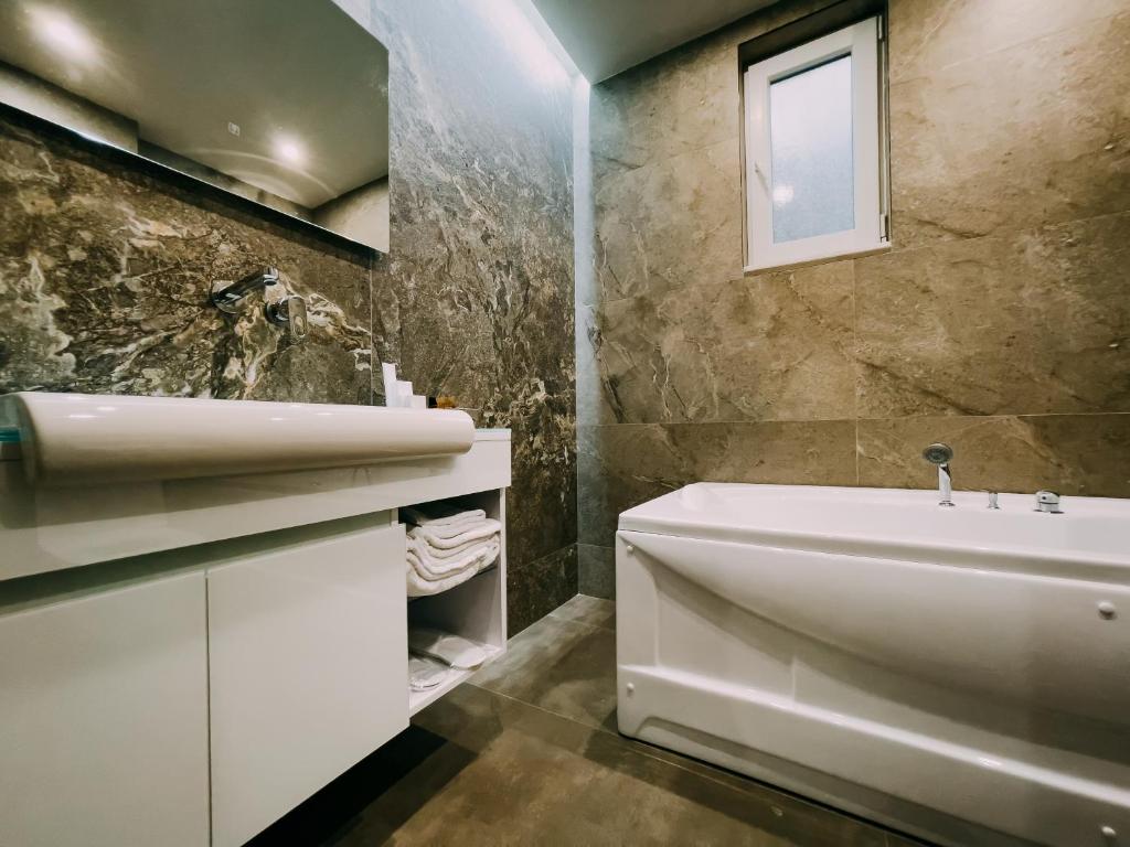 Koupelna v ubytování Imperator Hotel