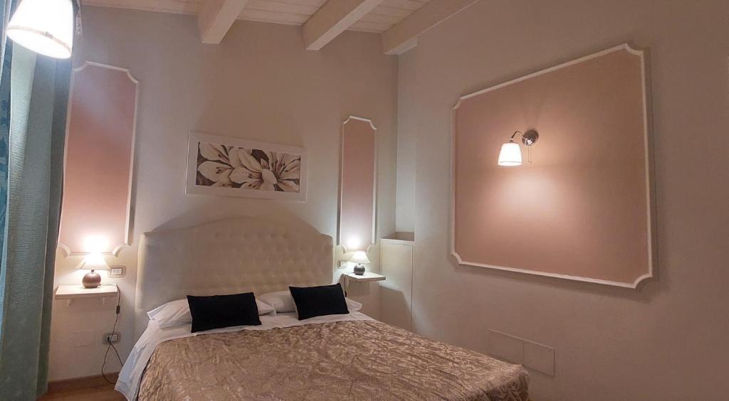 1 dormitorio con 1 cama con 2 almohadas en Il Piccolo Giglio, en Porto SantʼElpidio