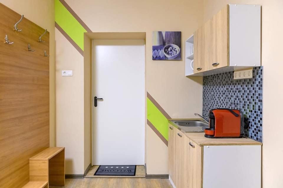 Kuchnia lub aneks kuchenny w obiekcie Wandorf 125 Apartman